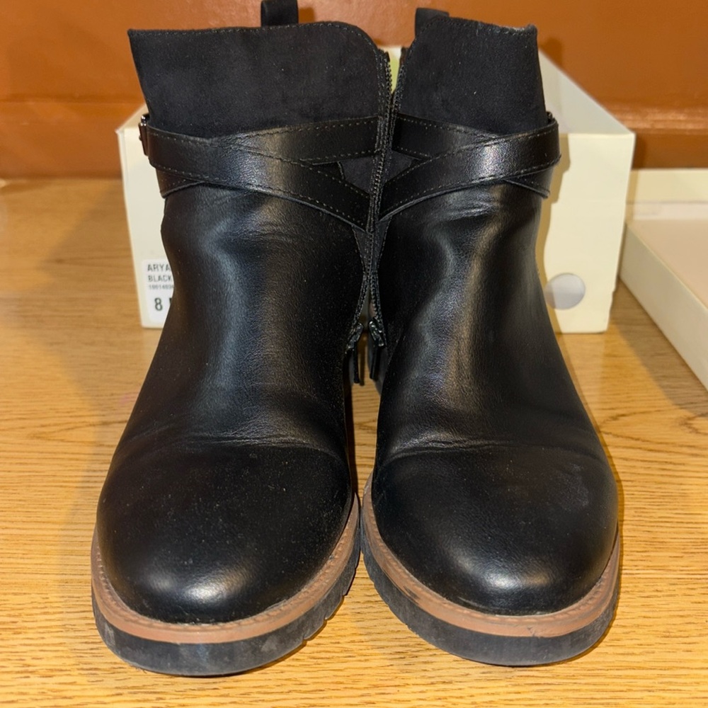 Style & Co boots (women size 8) (with the box)